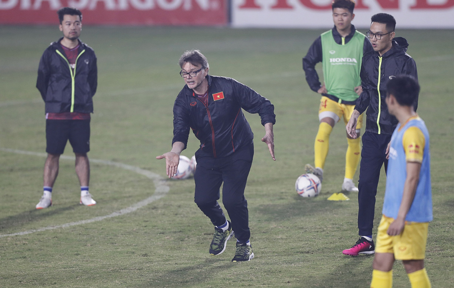 HLV Troussier và khu vực gần quả bóng